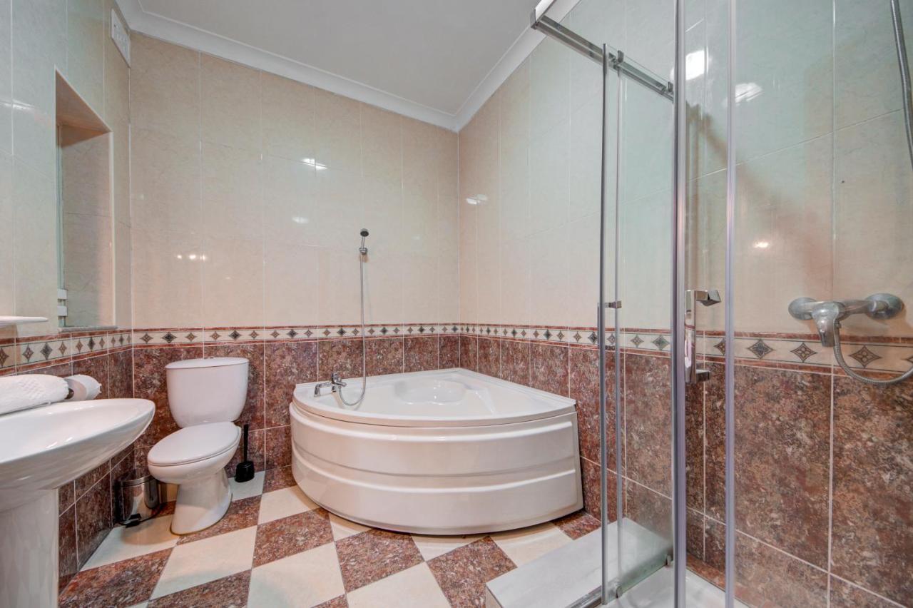 Few Minutes Off Promenade 3-bedroom Appartement