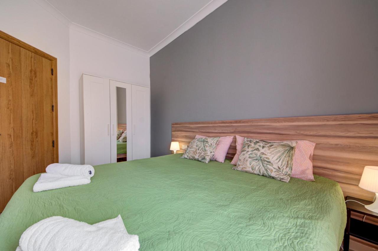 Few Minutes Off Promenade 3-bedroom Appartement
