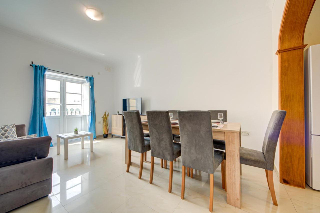 Appartement Few Minutes Off Promenade 3-bedroom