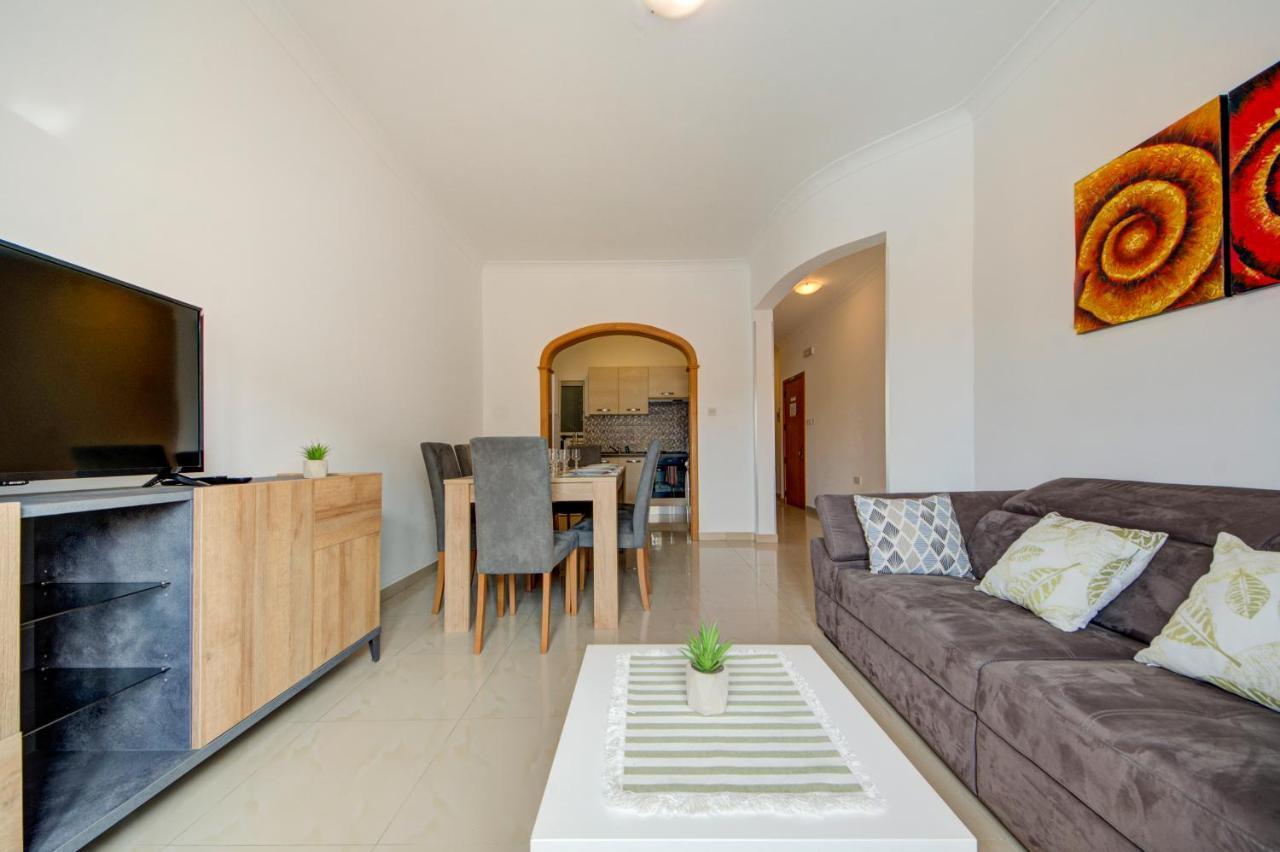 Few Minutes Off Promenade 3-bedroom Appartement *