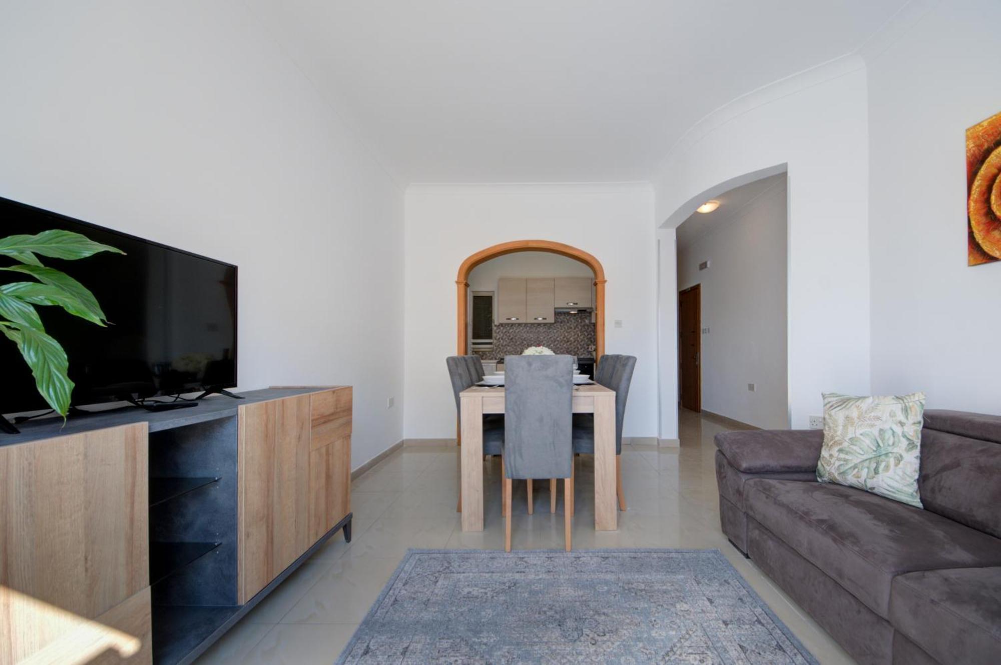 Few Minutes Off Promenade 3-bedroom Appartement