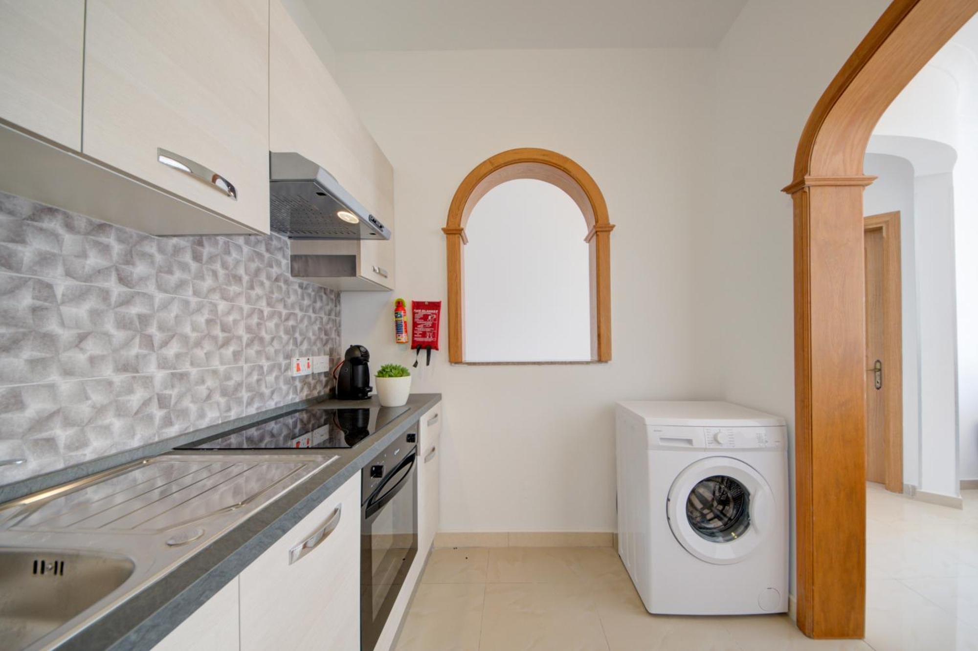 Few Minutes Off Promenade 3-bedroom Appartement
