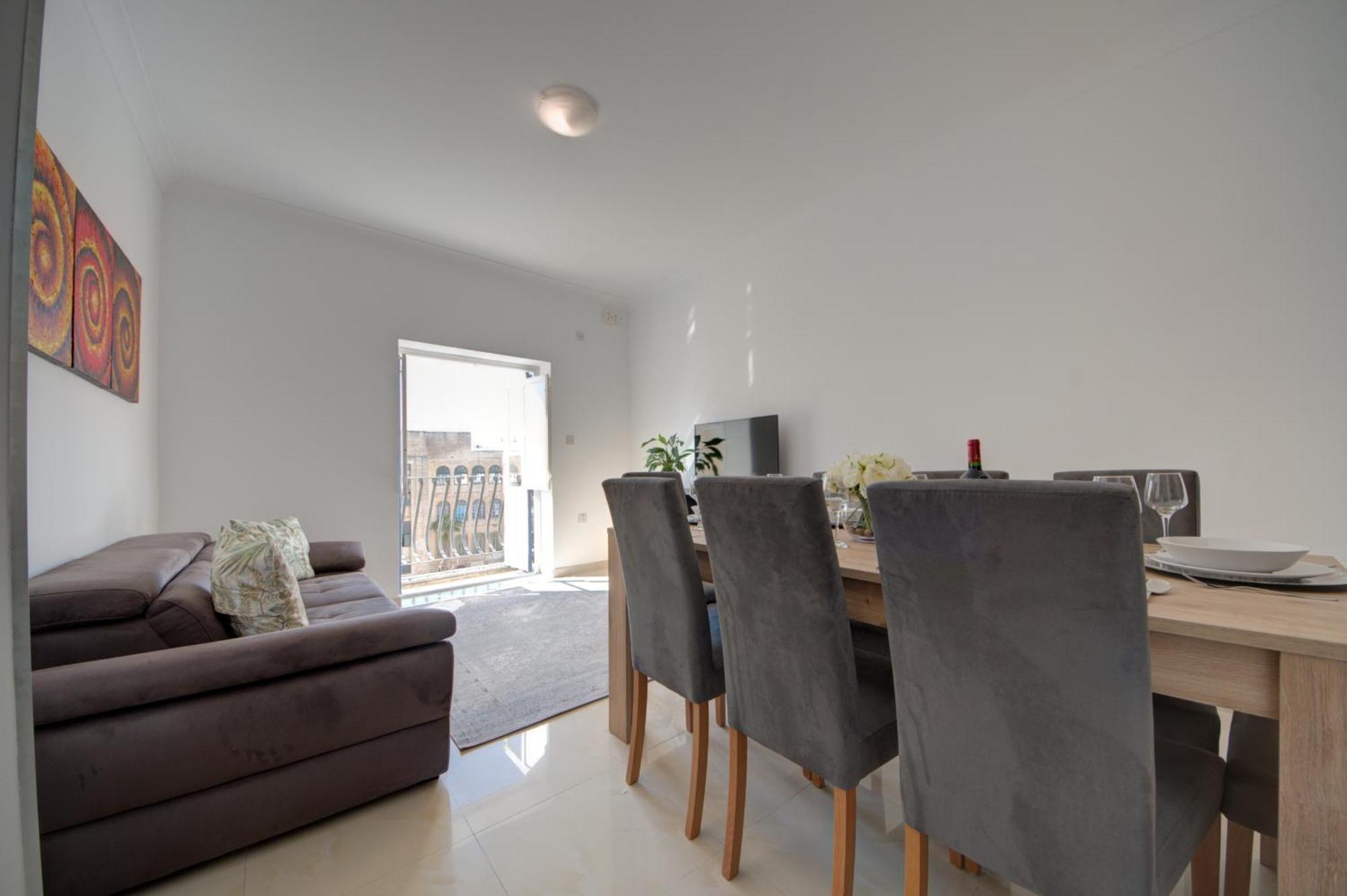 Appartement Few Minutes Off Promenade 3-bedroom