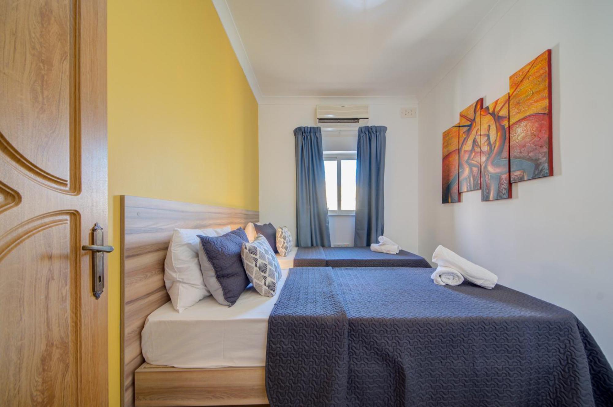 Few Minutes Off Promenade 3-bedroom Appartement *