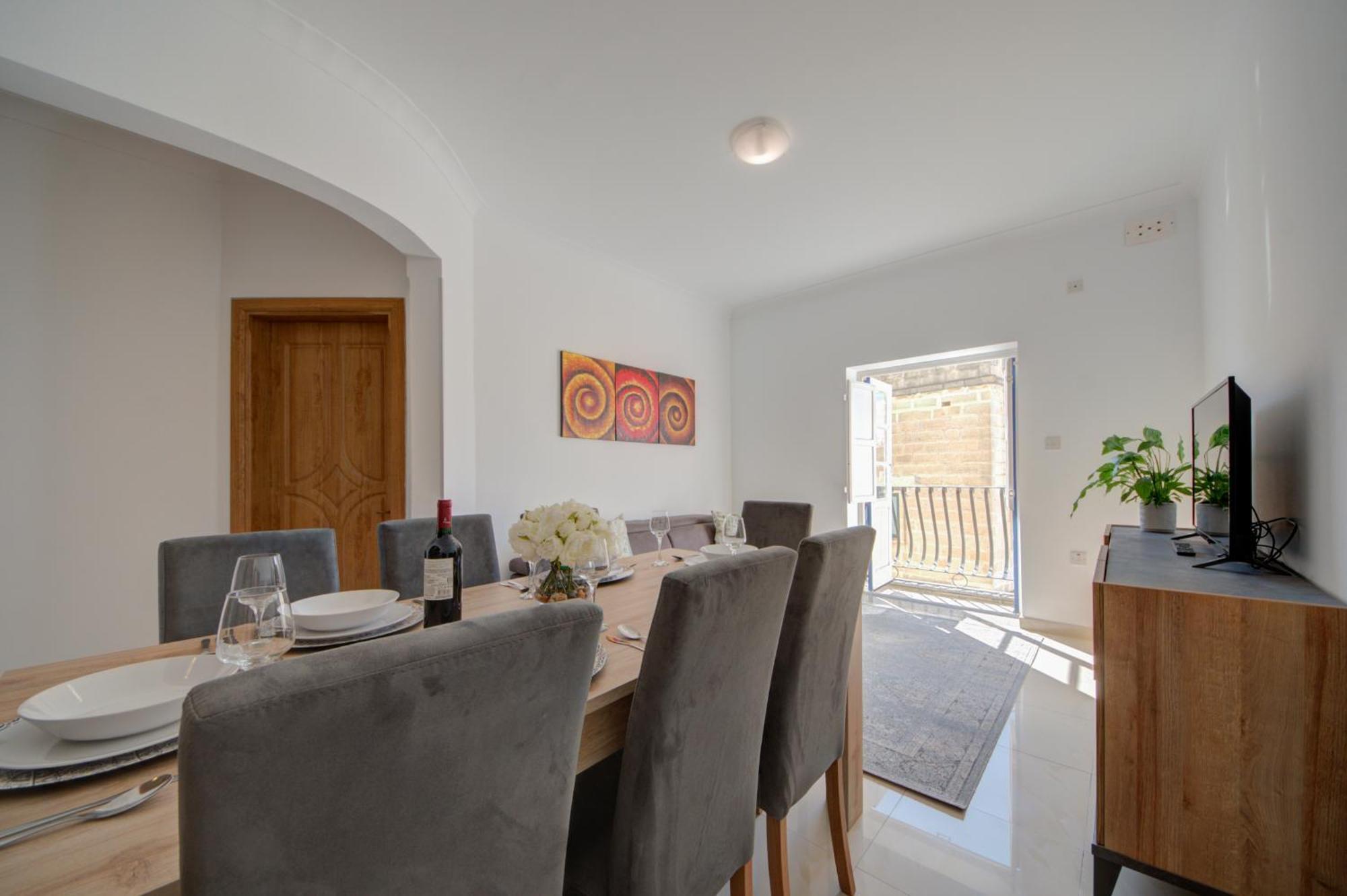 Appartement Few Minutes Off Promenade 3-bedroom